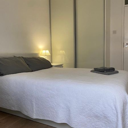 Bedroom With An Office Desk In A Shared 2 Bedroom Flat Near Canary Wharf Λονδίνο Εξωτερικό φωτογραφία