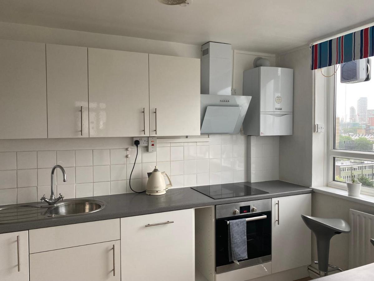 Bedroom With An Office Desk In A Shared 2 Bedroom Flat Near Canary Wharf Λονδίνο Εξωτερικό φωτογραφία
