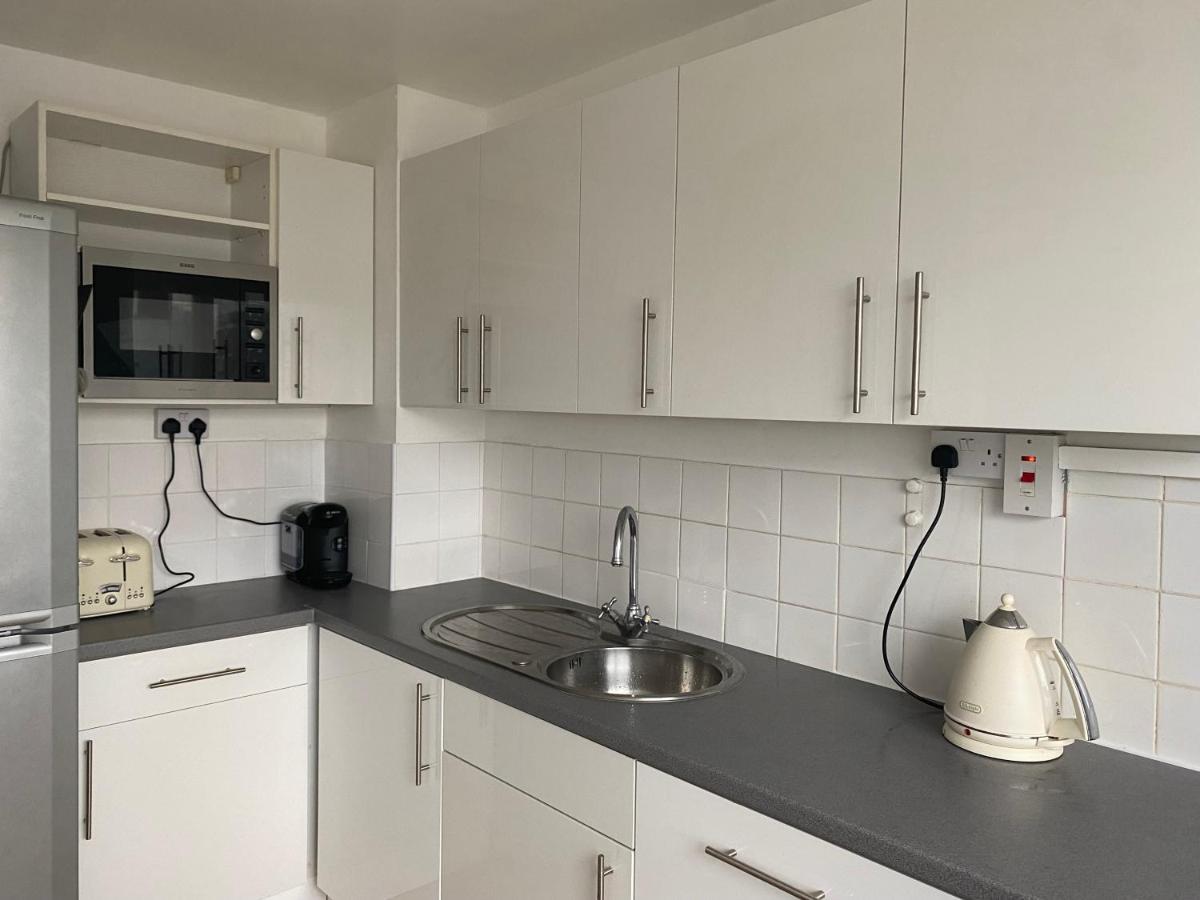 Bedroom With An Office Desk In A Shared 2 Bedroom Flat Near Canary Wharf Λονδίνο Εξωτερικό φωτογραφία