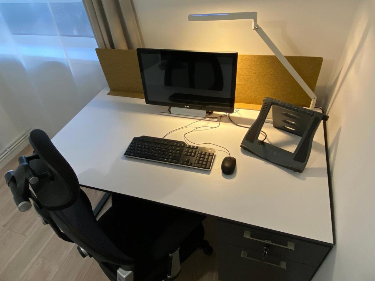 Bedroom With An Office Desk In A Shared 2 Bedroom Flat Near Canary Wharf Λονδίνο Εξωτερικό φωτογραφία