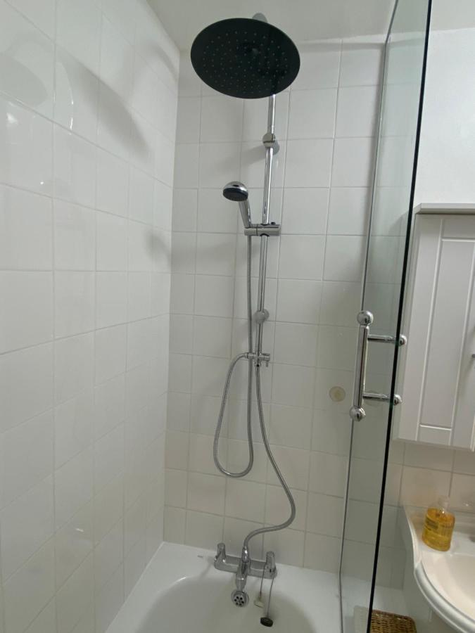 Bedroom With An Office Desk In A Shared 2 Bedroom Flat Near Canary Wharf Λονδίνο Εξωτερικό φωτογραφία