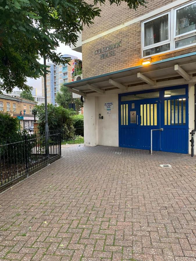 Bedroom With An Office Desk In A Shared 2 Bedroom Flat Near Canary Wharf Λονδίνο Εξωτερικό φωτογραφία