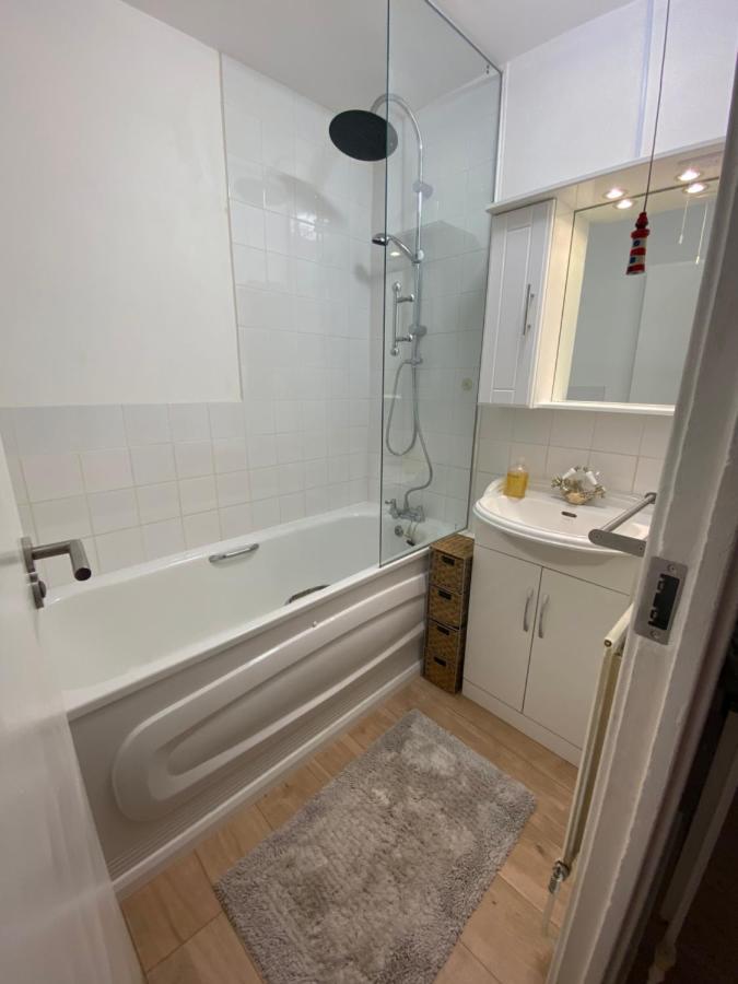 Bedroom With An Office Desk In A Shared 2 Bedroom Flat Near Canary Wharf Λονδίνο Εξωτερικό φωτογραφία